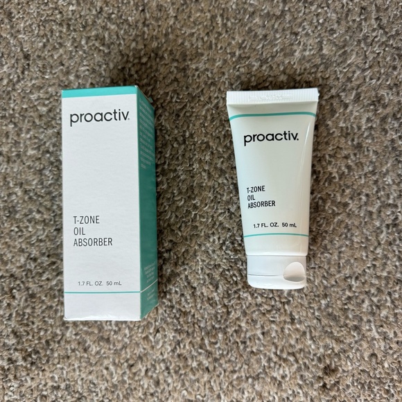 Proativ "T-Zone Oil Absorber" face moisturizer - Picture 2 of 4